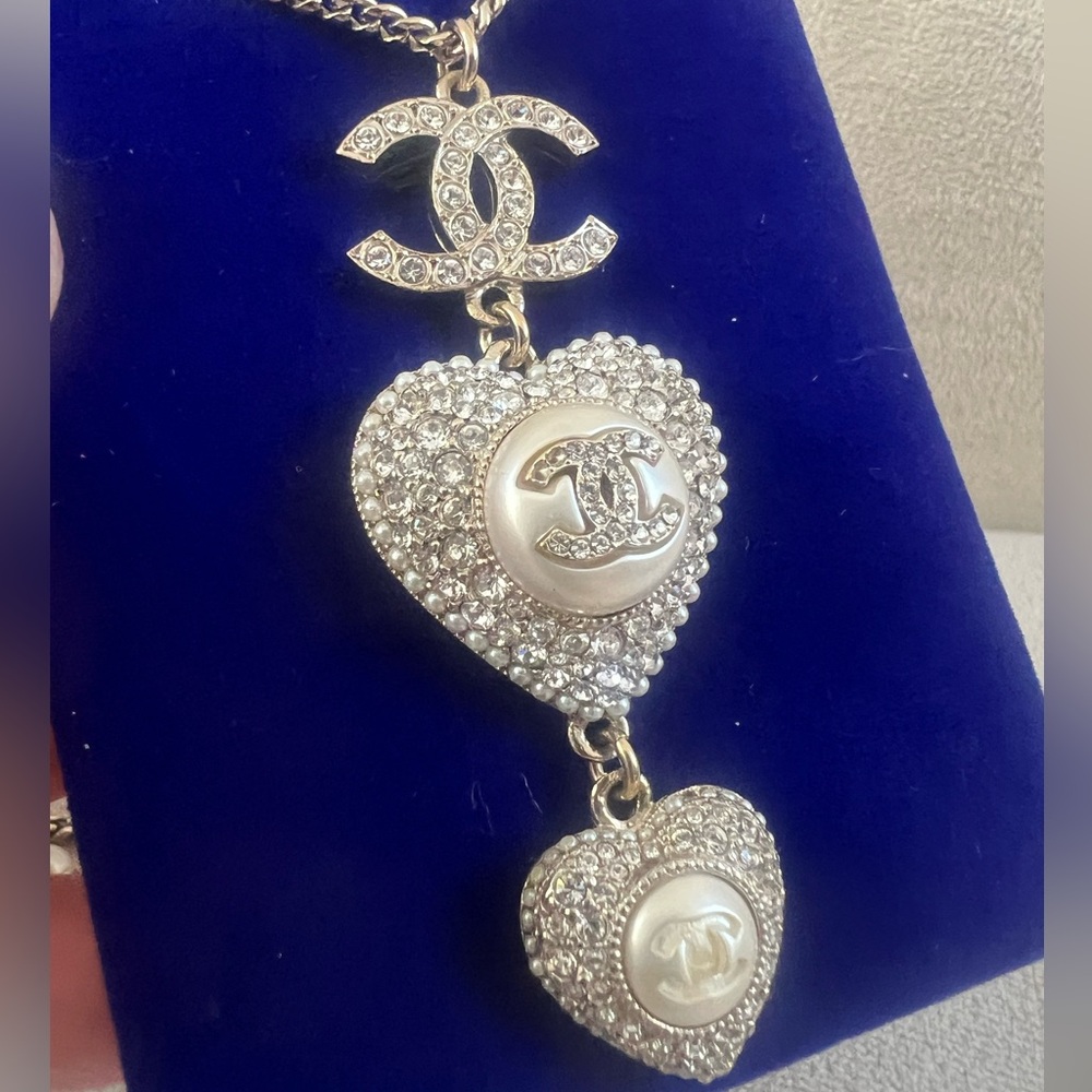 Chanel crystals, pearl heart Pendant gold tone hardware necklace - Picture 2 of 8